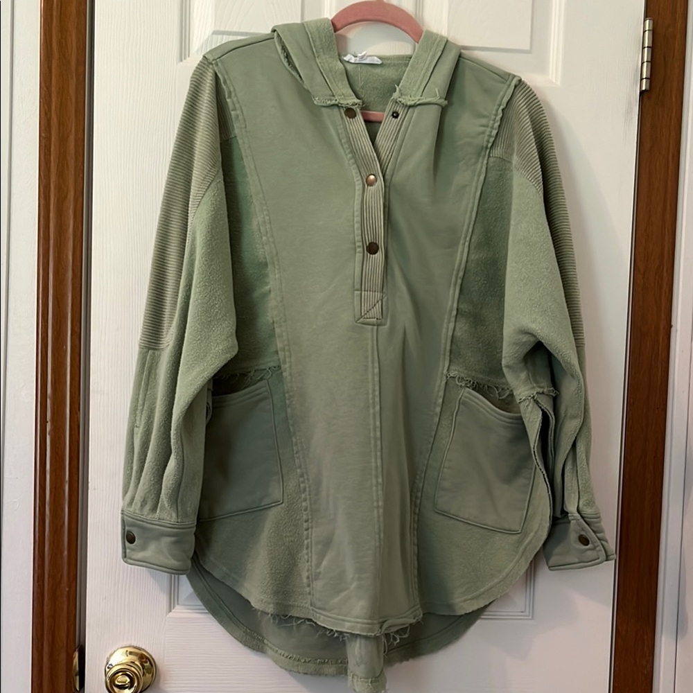 Green Sweatshirt with Collared Neckline and Long Sleeves